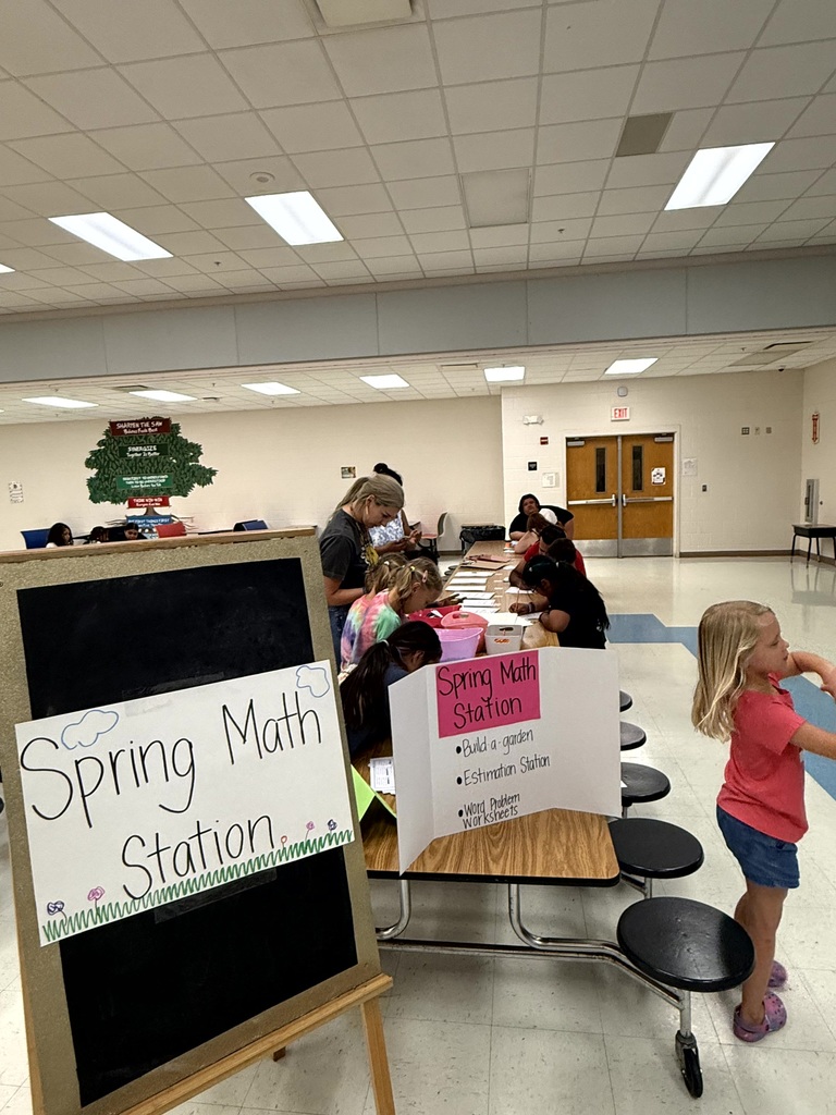 MES Students and families enjoying the STEM night.