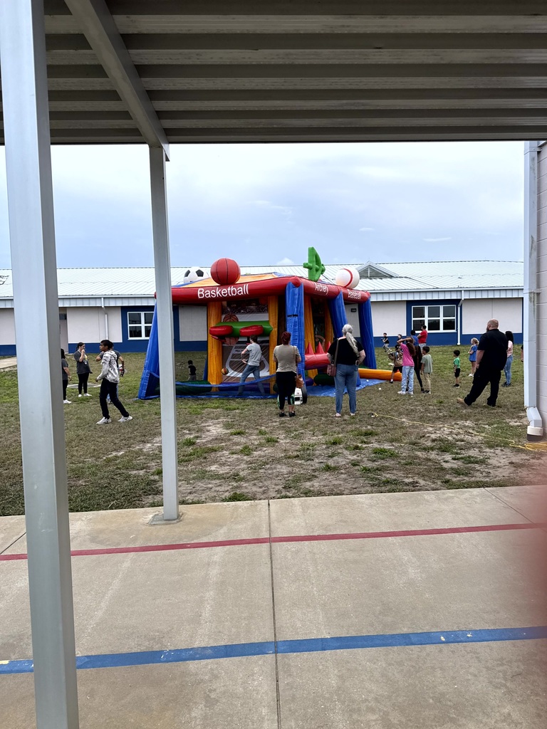 MES Students and families enjoying the STEM night.