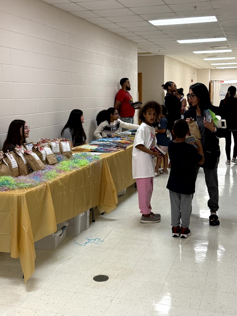 MES Students and families enjoying the STEM night.