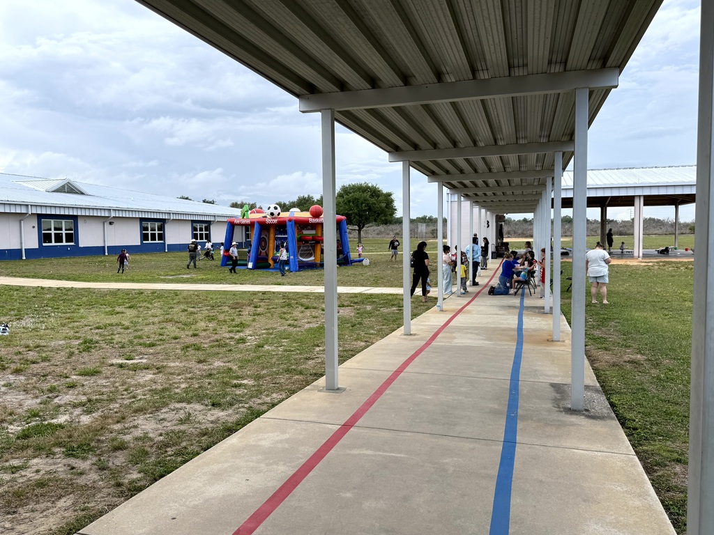 MES Students and families enjoying the STEM night.