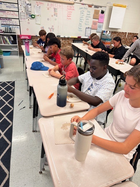 Mrs. Ashton’s 5th grade class has been hard at work reviewing key concepts that will be addressed on next month’s Florida 5th Grade Statewide Science Assessment (SSA)!  As part of their learning on living organisms, students took a deep dive into avocados—bringing science to life through a fun, hands-on project.