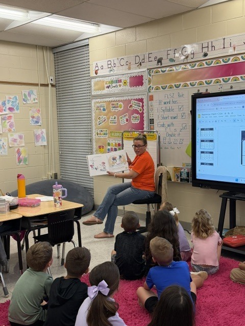 In celebration of Read Across America, we were excited to welcome several staff members from South Florida State College into our kindergarten and 1st grade classrooms earlier this spring!