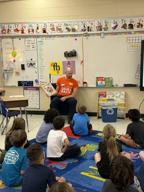 In celebration of Read Across America, we were excited to welcome several staff members from South Florida State College into our kindergarten and 1st grade classrooms earlier this spring!
