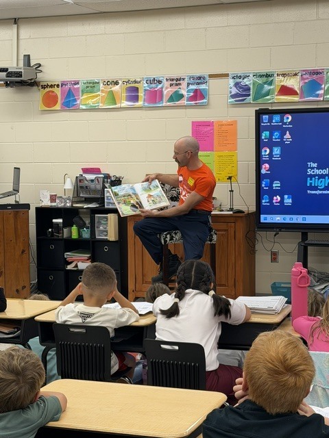 In celebration of Read Across America, we were excited to welcome several staff members from South Florida State College into our kindergarten and 1st grade classrooms earlier this spring!