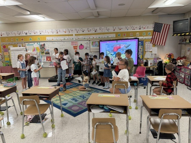 Last Friday classrooms were full of little Paul Bunyans as students & teachers dressed the part and brought this larger-than-life legend to life! 🌲📖💙