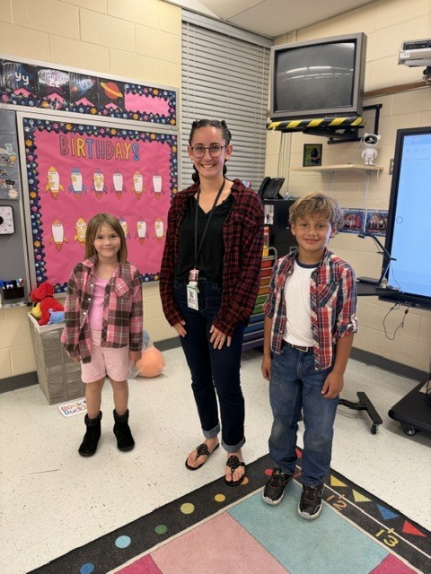 Last Friday classrooms were full of little Paul Bunyans as students & teachers dressed the part and brought this larger-than-life legend to life! 🌲📖💙
