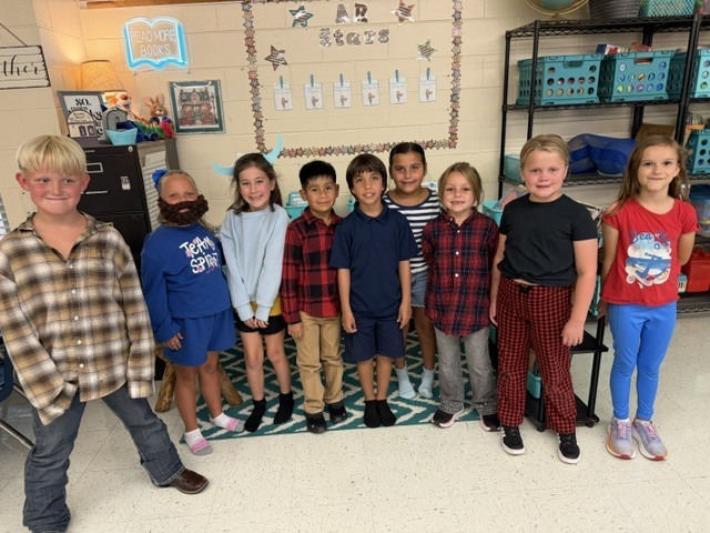 Last Friday classrooms were full of little Paul Bunyans as students & teachers dressed the part and brought this larger-than-life legend to life! 🌲📖💙