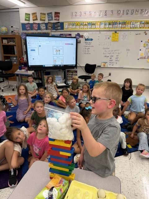 Our kindergarten scientists used the classic Humpty Dumpty nursery rhyme to investigate the question: “What will protect Humpty Dumpty?” 🤔🥚