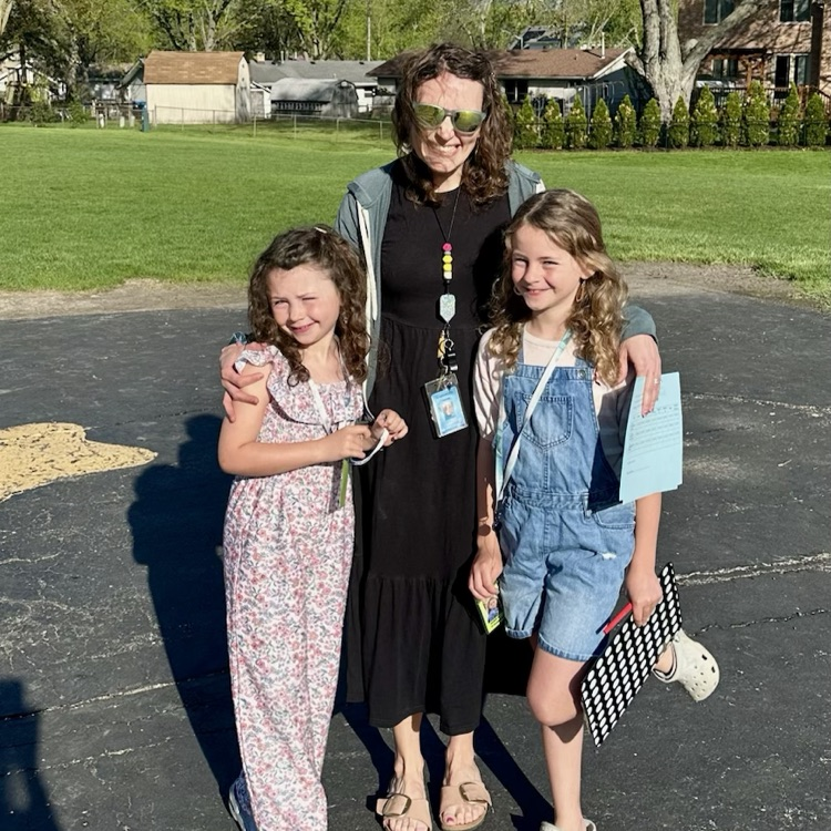Mrs. O’Donoghue and her two daughters 