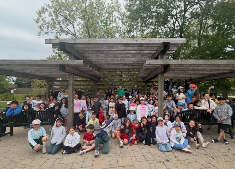 3rd and 4th graders smiling on field trip to the zoo