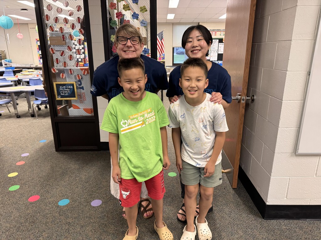 Mrs. Yamamoto and Ms. Sato with students