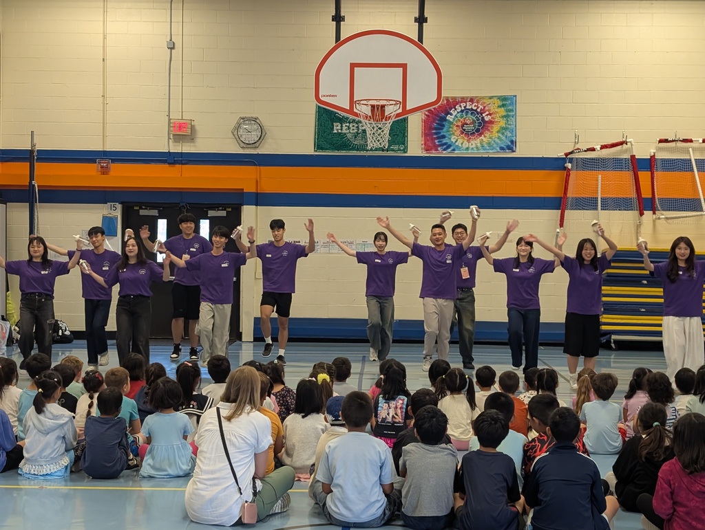 Students from Taiwan Youth and Overseas Program performing for Campi Chinese Immersion students