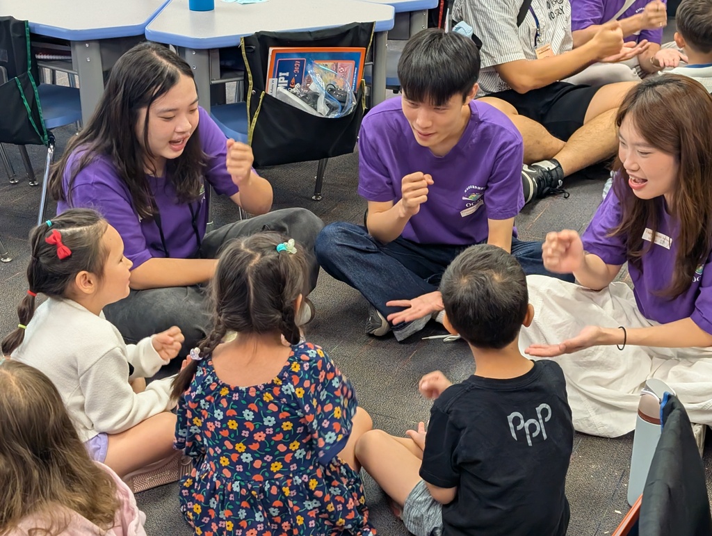 Students from Taiwan Youth and Overseas Program working with some of Campi's Chinese Immersion students