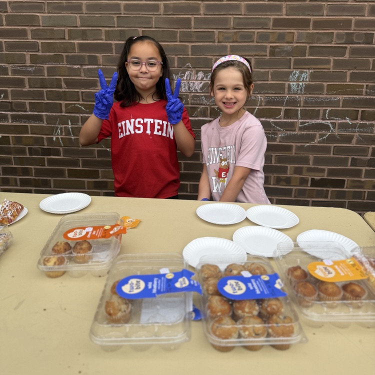 Student helpers at PTA’s Pastries with Peeps