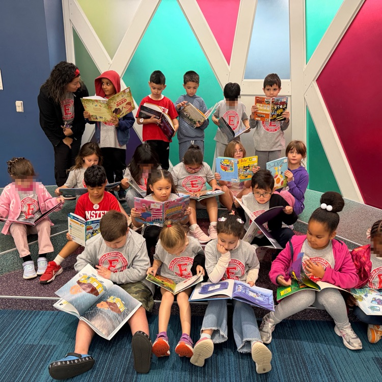 Students reading books as a class at Schaumburg Library