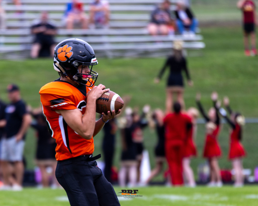 Football player catching ball.