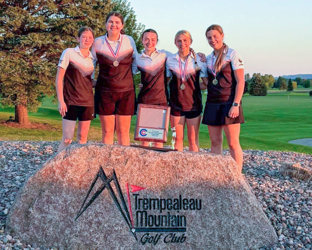 Golf team posing with conference champs plaque