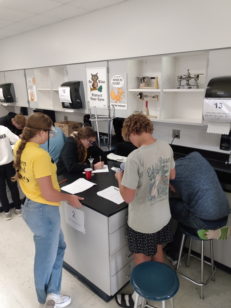 Freshmen Physical Science students in the lab