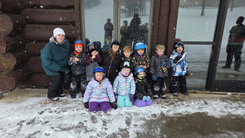 4k Students in winter gear outside the Keyes Peak Lodge