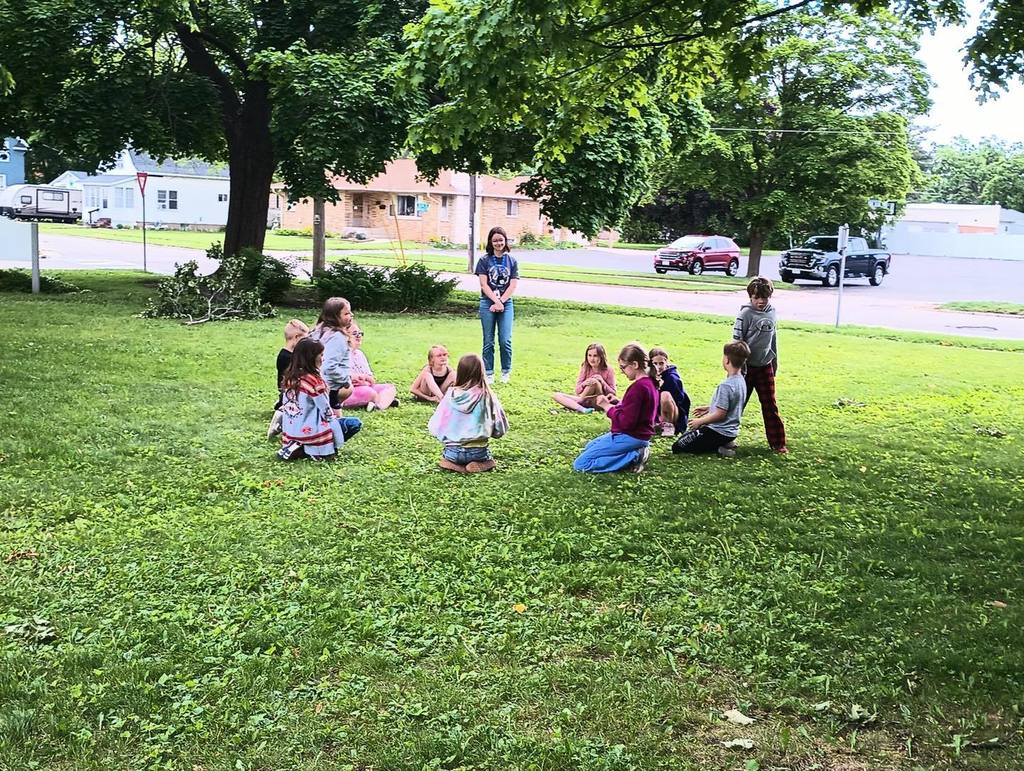 🌿 Barrie Garden Club Harvest Party!  This week, families and teachers joined the Barrie Garden Club to celebrate the season with garden-themed treats, rock painting, and fun games!