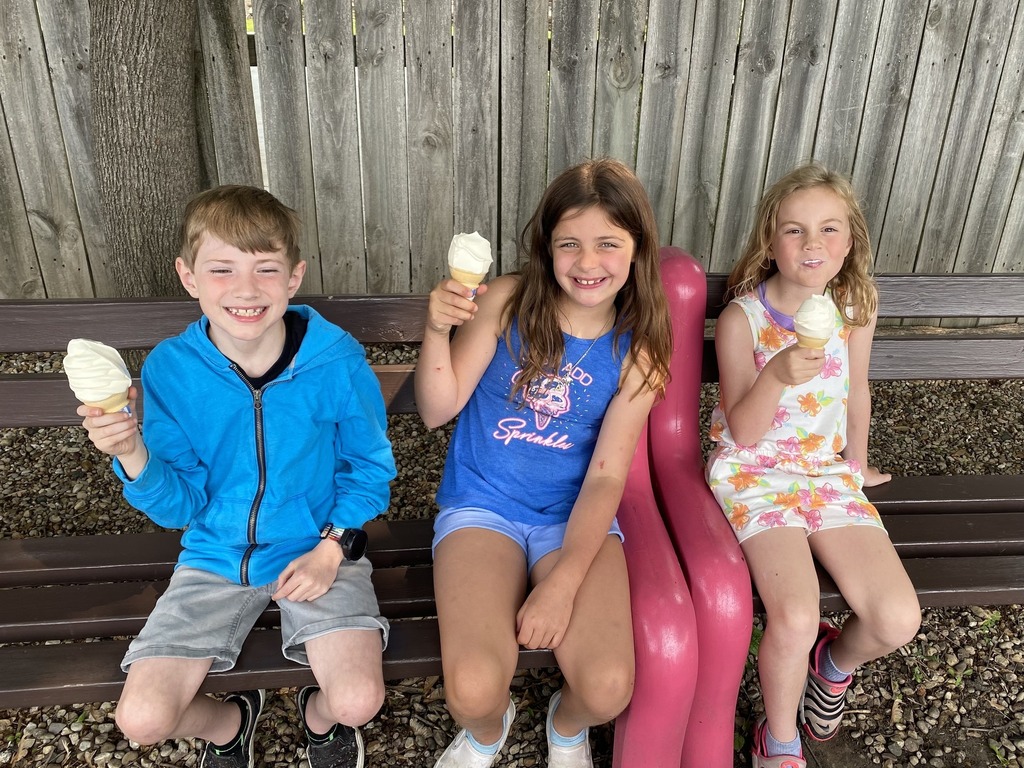 🍦 Mrs. Schroeder's 2nd grade class at Barrie celebrated the end of the school year with one final walking field trip — a sweet visit to Frostie Freeze - Fort Atkinson! 