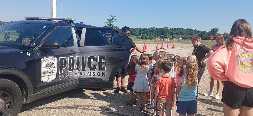 👮‍♂️🚓 Officer Boeve stopped by Safety City to talk with our young learners about the important role police officers play in keeping us safe. The students learned about bike safety, ways officers help in our community, and even got a close-up look at a real police car! 🚴‍♀️🚨