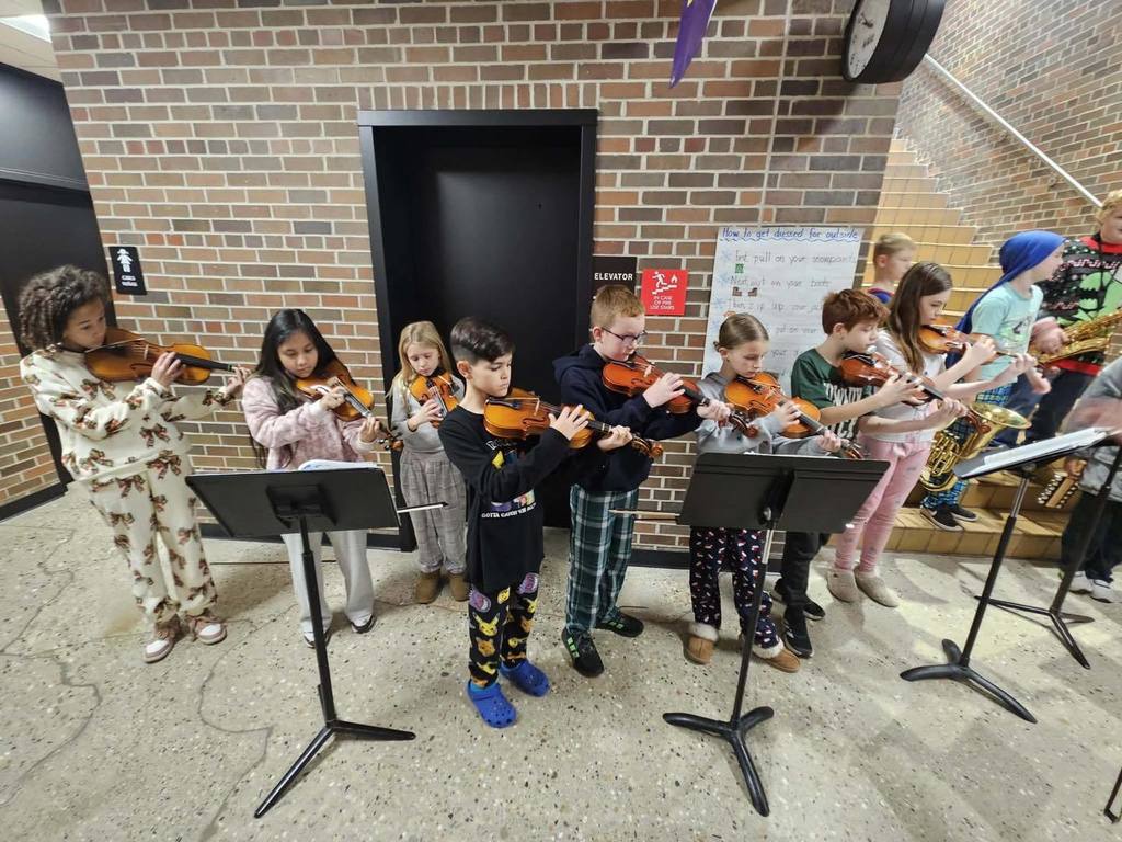 🎶 When the show can’t go on… the music still does! 🎶 The SDFA 5th grade band and orchestra concert was unfortunately canceled due to inclement weather, but that didn’t stop the music. The following day, Mrs. Haffelder, our Band and Orchestra teacher, had students perform a mini concert throughout the halls of Luther, spreading holiday cheer to students and staff alike.
