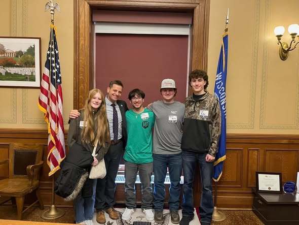 Students from Fort Atkinson High School traveled to the Wisconsin State Capitol on March 11 to participate in the 11th Annual YA Day at the Capitol. The event brought students together from across the state to share how their participation in Wisconsin’s Youth Apprenticeship programs has had a positive impact on them. 🇺🇸