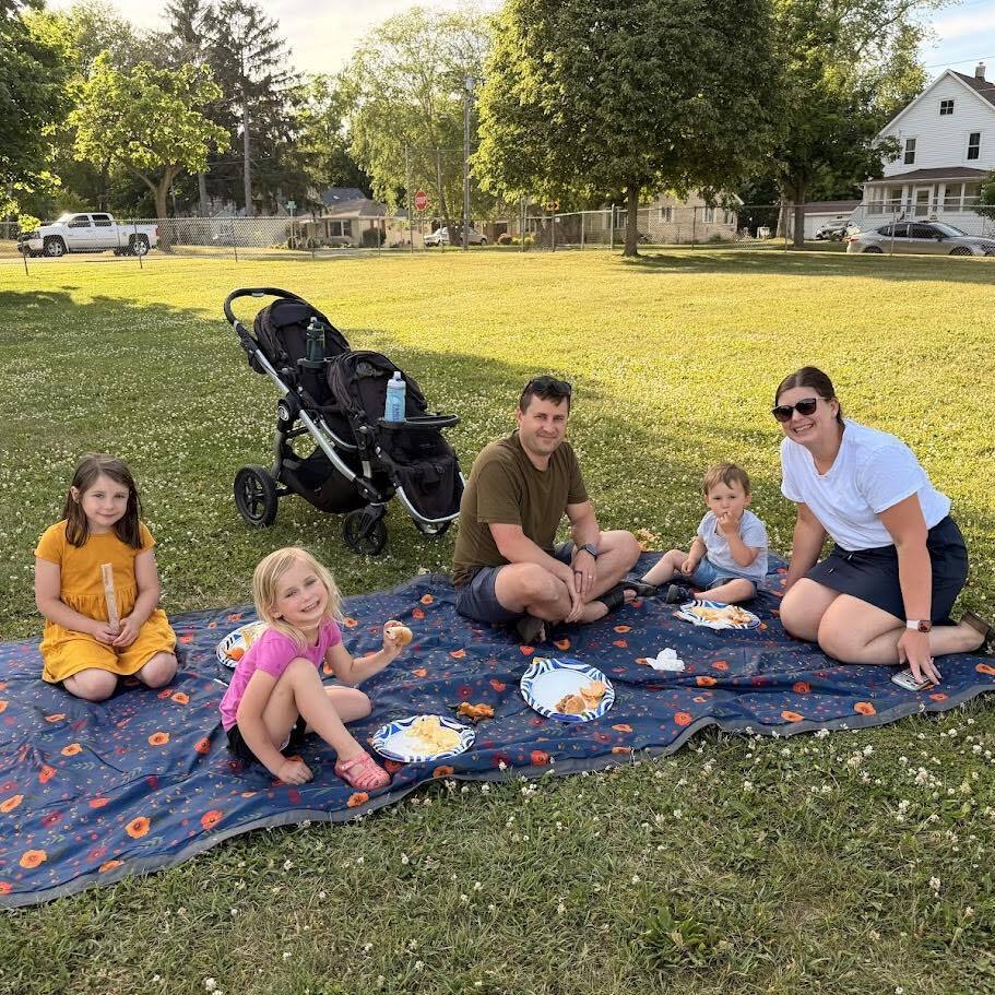 ☀️🌷 On Thursday, May 28th, Barrie families and students came together for a wonderful evening of food, music, games, and community at the annual Barrie Spring Picnic!