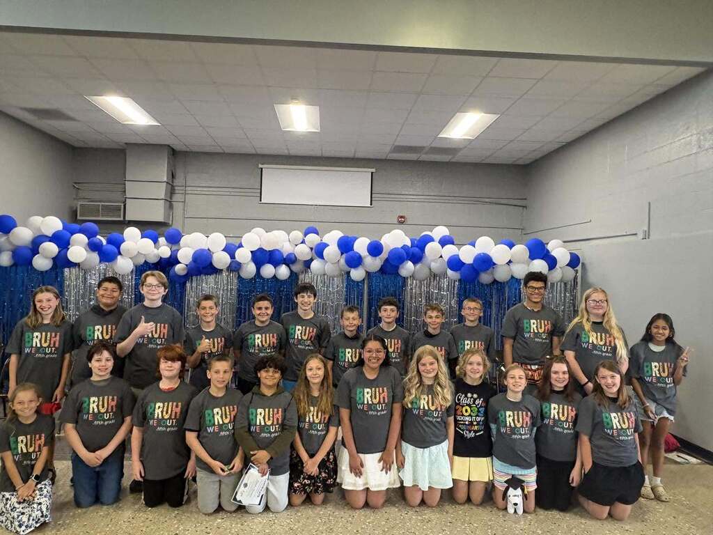 Our Purdy 5th graders took their final lap through the halls as we celebrated them with a special send-off! Families gathered to honor our graduates with a breakfast, video tribute, gifts, and more. 🎉