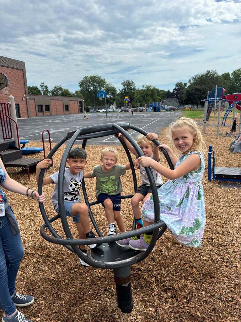 What a wonderful first week of kindergarten! Our Barrie Kindergarteners spent the week getting to know one another, making new friends, and learning all about our classroom and school. 🍎