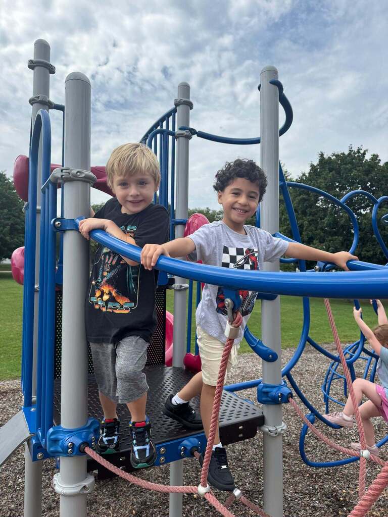 What a wonderful first week of kindergarten! Our Barrie Kindergarteners spent the week getting to know one another, making new friends, and learning all about our classroom and school. 🍎
