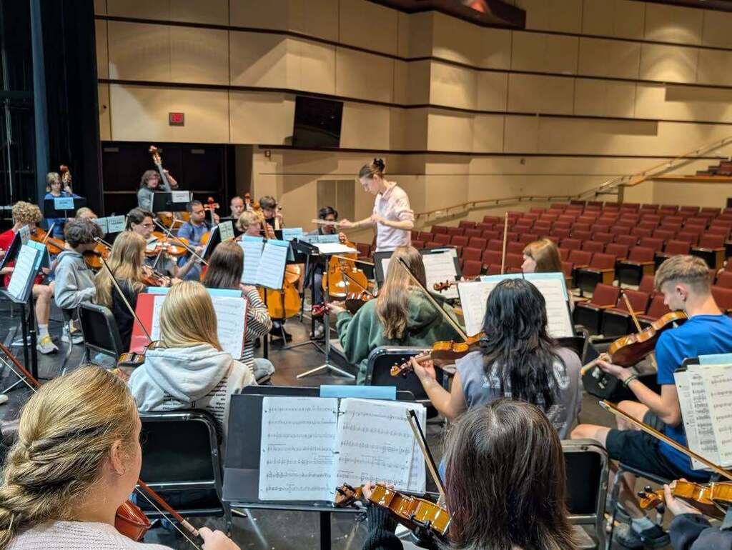 FAHS orchestras worked with clinician Eleri Beal during a rehearsal clinic as they prepare for their Fall Concert on Monday, October 12! Thank you, Eleri, for sharing your expertise and helping our student musicians get ready for the performance. 🎶