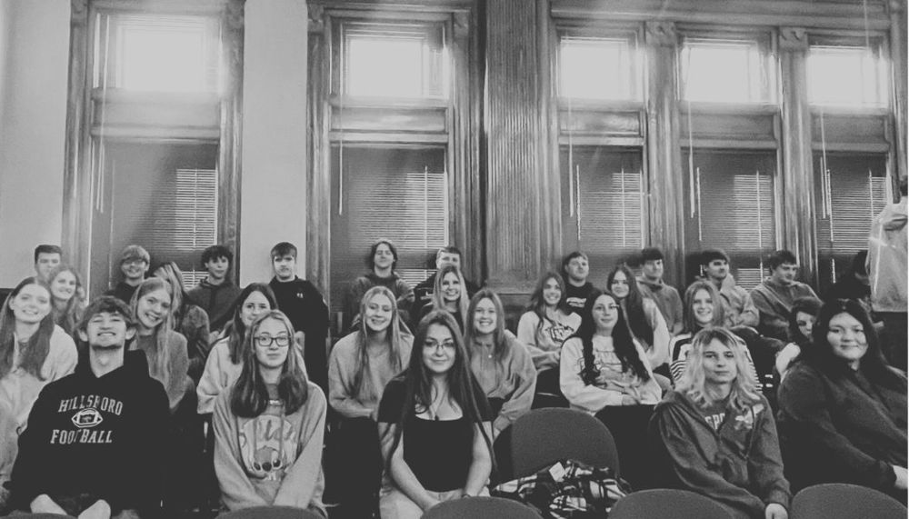 Hillsboro Senior pose in Richland Center Courthouse