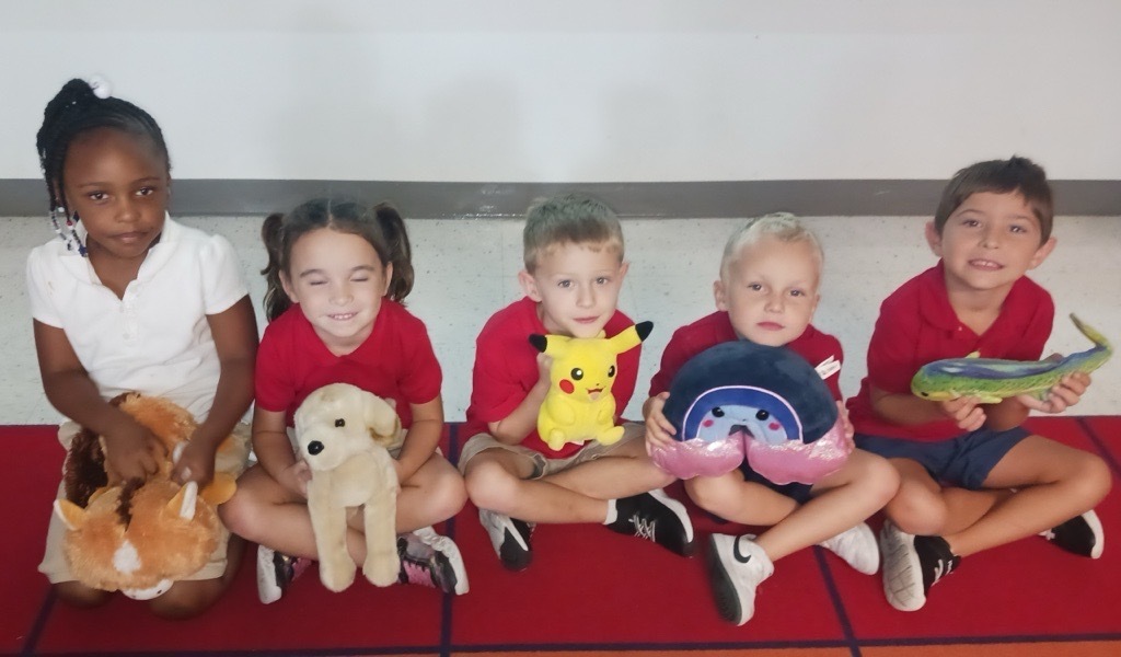 sTUDENTS WITH STUFFED ANIMALS