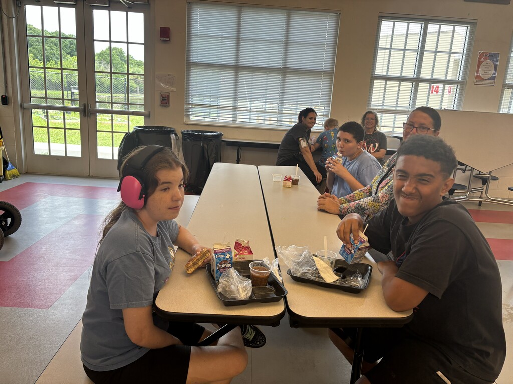 students eating lunch
