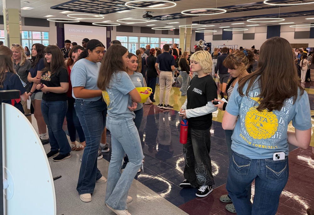 FFA Members greeting new students at new student orientation
