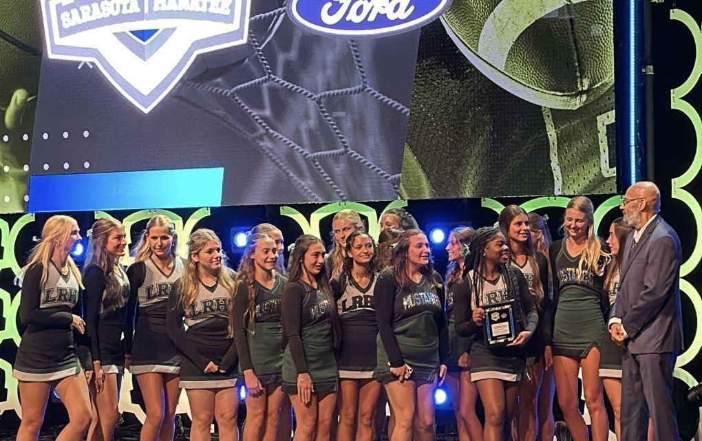 lrhs cheerleaders accept award