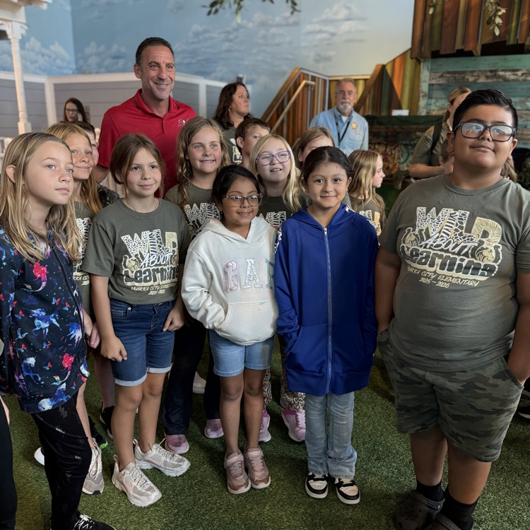Super Bowl winner, Martin Gramatica, smiling with students from Myakka city
