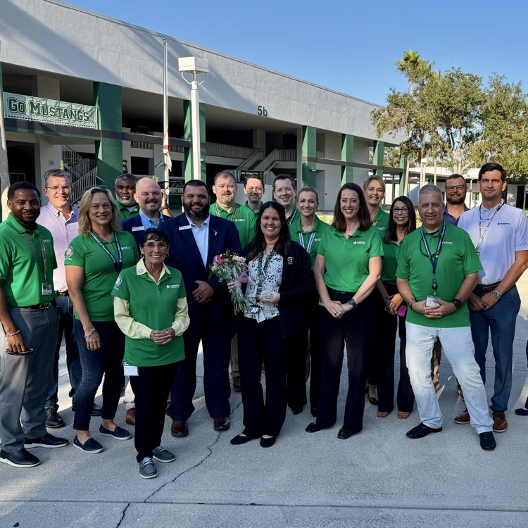 smile employees, congratulate a support finalist