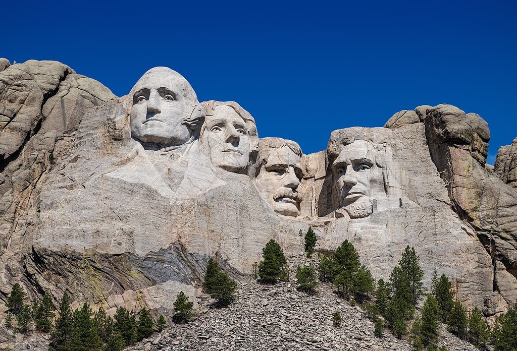 national monument mount rushmore with four president heads