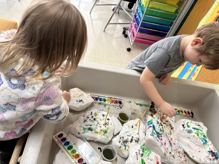 Too cold to play outside so Ms. Falkner brought snow inside. 🎨❄️🐵