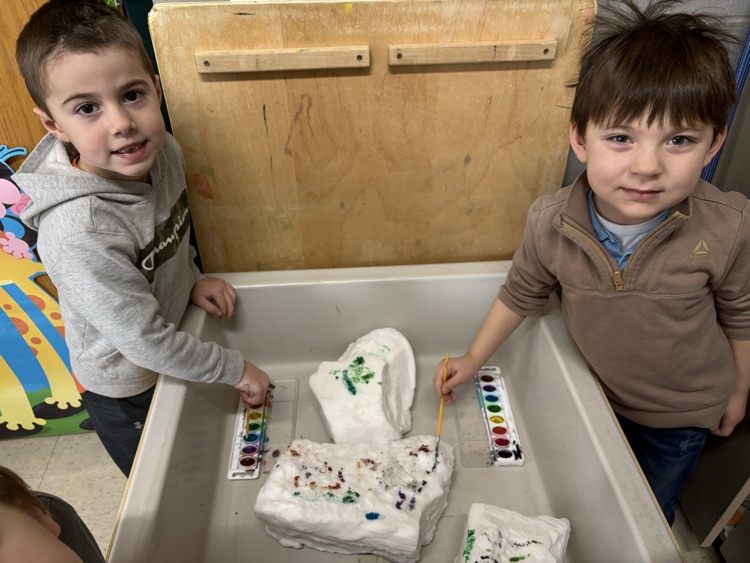 Too cold to play outside so Ms. Falkner brought snow inside. 🎨❄️🐵