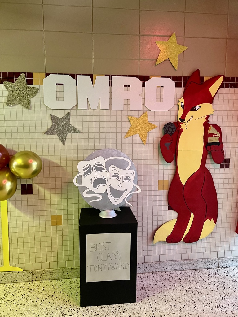 Picture of a hallway with a fox and the word Omro.