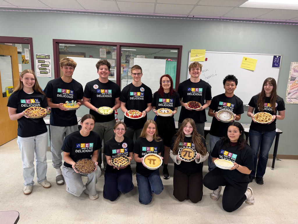 High school students holdiong a pie they made.