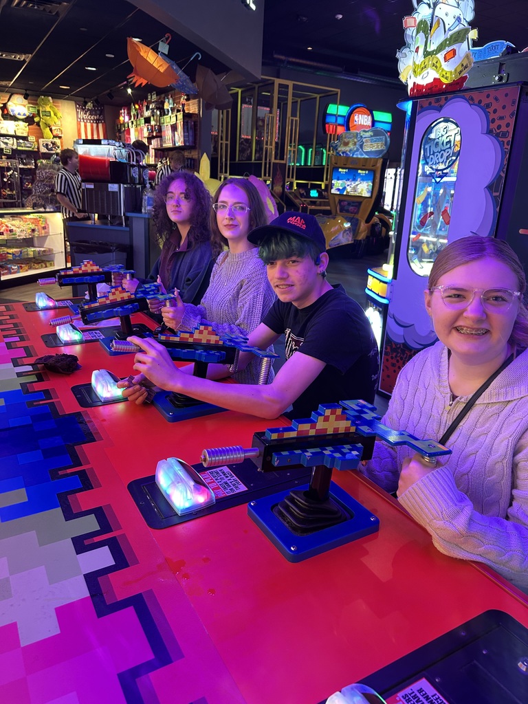 4 high school students at an aracade.