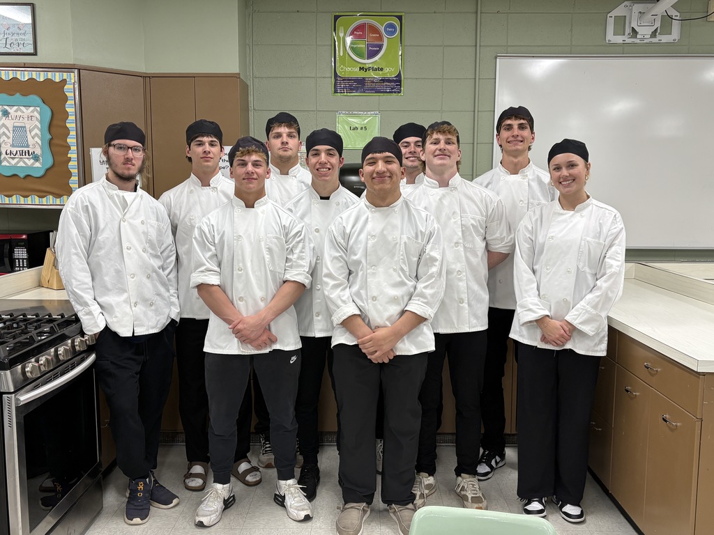 10 high school students wearing catering apparel.