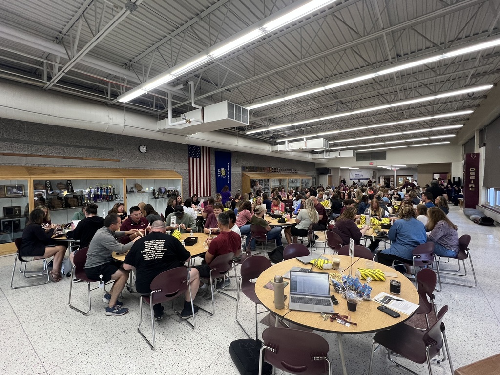 A cafeteria full of staff.