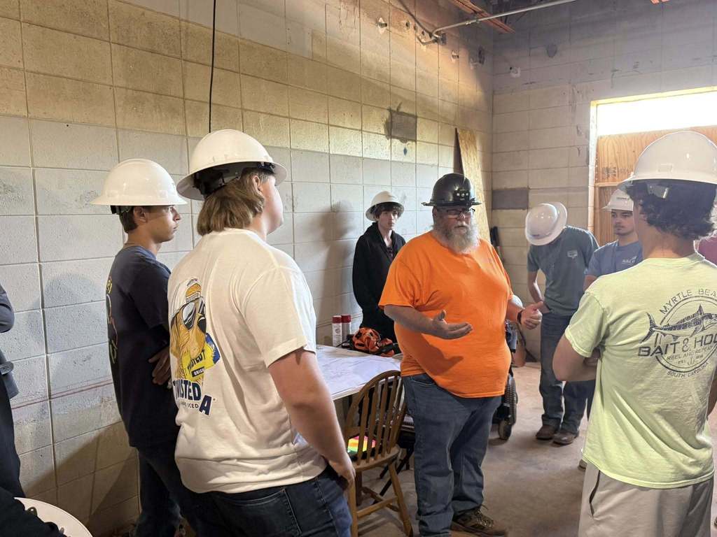 High school students hearing from electrical contractor on the G2i site.