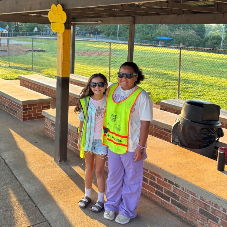 5th graders help with arrival